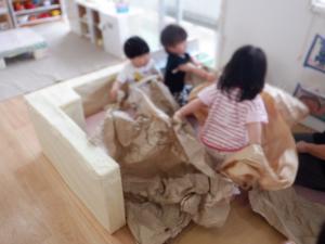 子ども達より大きな紙で遊びました