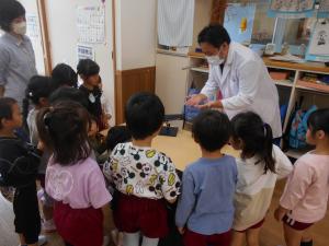 薬剤師さんの話を聞いています