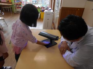 ライトに当てて汚れが落ちたか見ています