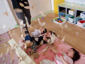 寝転んで紙がヒラヒラ落ちてくるのを喜んでいます