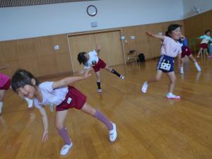 5歳児友達と顔を見合わせています