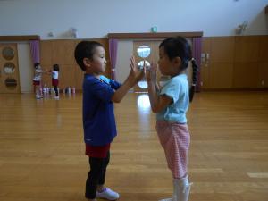 5歳児友達と手合わせ