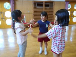 5歳児手合わせ楽しんでいます