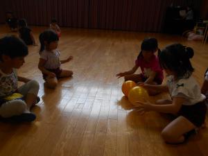 5歳児が友達とキャッチボールをしています