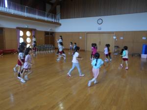 5歳児リズムに合わせて歩いています