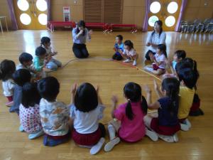 5歳児みんなでミックスジュースをつくっています