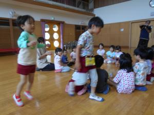 5歳児がリズムを口ずさみながら歩いています
