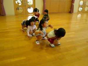 3歳児　こびと歩き
