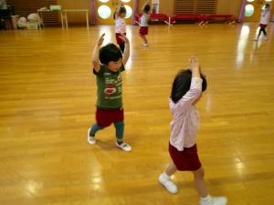 3歳児　キリン歩き