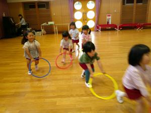 3歳児　ブルドーザーで工事