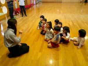 3歳児　リトミックの先生の話を聞いています