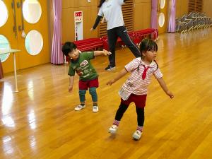 3歳児　体を左右に動かしています