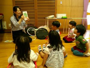 3歳児　先生の話を聞いているところ