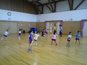 ４歳児　ピアノに合わせて体を揺らしています
