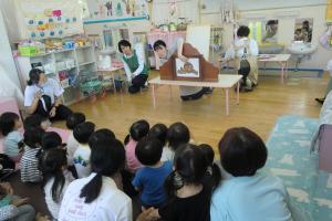 移動図書の方のお話を聞く子ども達
