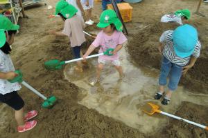 スコップで掘る子ども達