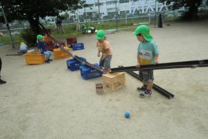ころがし遊びをする子ども達