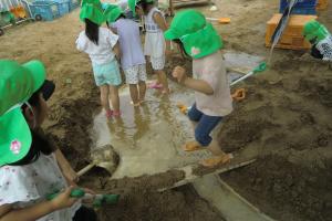 水の感触を楽しむ子ども達