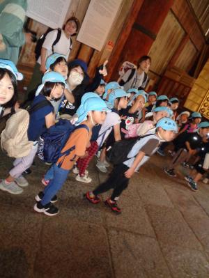 子ども達が大仏殿の中を見学しています