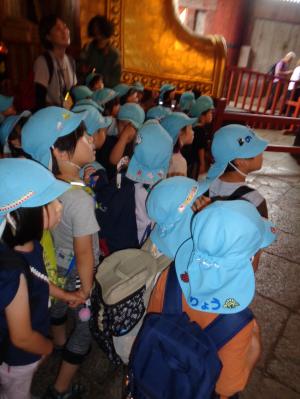 真剣に大仏殿の見学をする子ども達