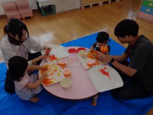 寒天を触って遊んでいます