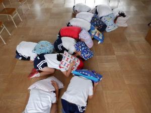 佐保幼　6月地震の避難訓練