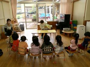3歳児　絵本を見ています