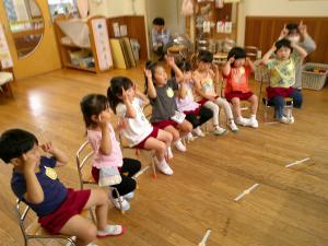 3歳児　かたつむりの手遊びをしています