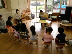 3歳児　あぶくたったの絵本を見ています