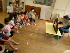 3歳児　紙芝居を見ています