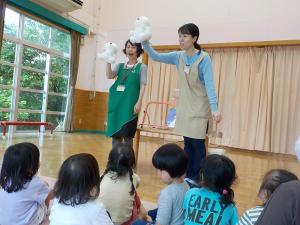 移動図書館の方と手遊びをしている