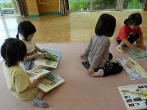 選んだ絵本を見る子ども達