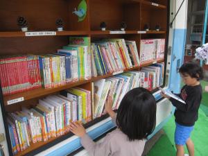 絵本を選ぶ男の子