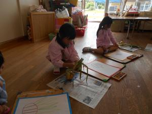 5歳児タマネギを触って観察しています