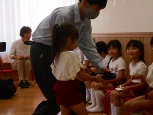 お兄さんと一緒にお菓子を運びました