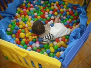 ボールプールで遊んでいるところ