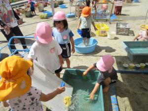 水を流して遊んでいます