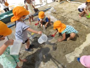 砂場に水を流しています