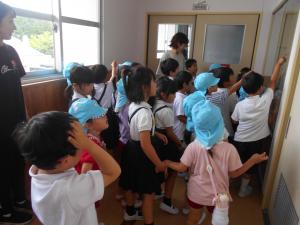 学校探検を楽しんでいます