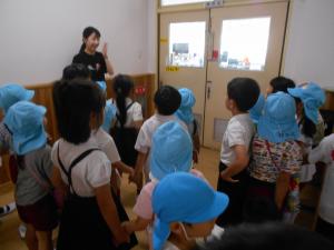 小学校の先生の話を聞いています