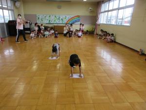 雑巾がけレースをしています