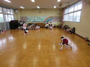 雑巾がけレースをしています