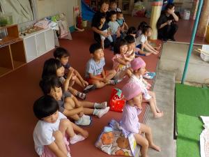 先生の話を聞いている子ども達