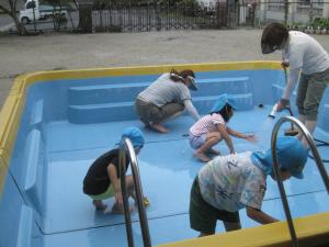 プール掃除をする5歳児