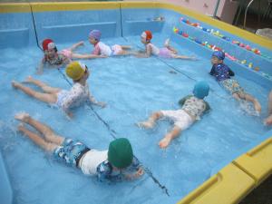 ワニ泳ぎをしている子ども