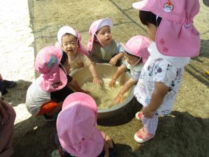 ６人でたらいの水を触っている