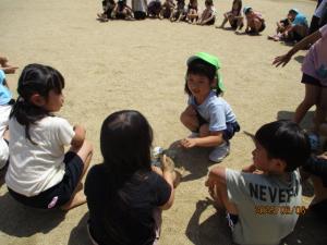 園庭で友達と話をする子ども
