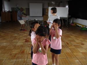 子ども達が目隠しして探している