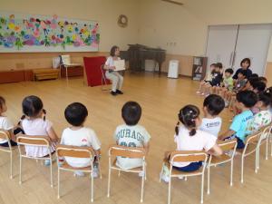 ももぐみ　先生の話を聞いています