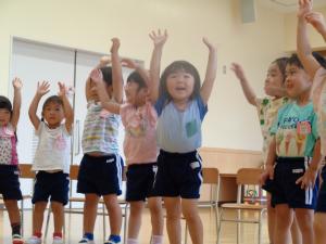 ももぐみ　手を上に上げています